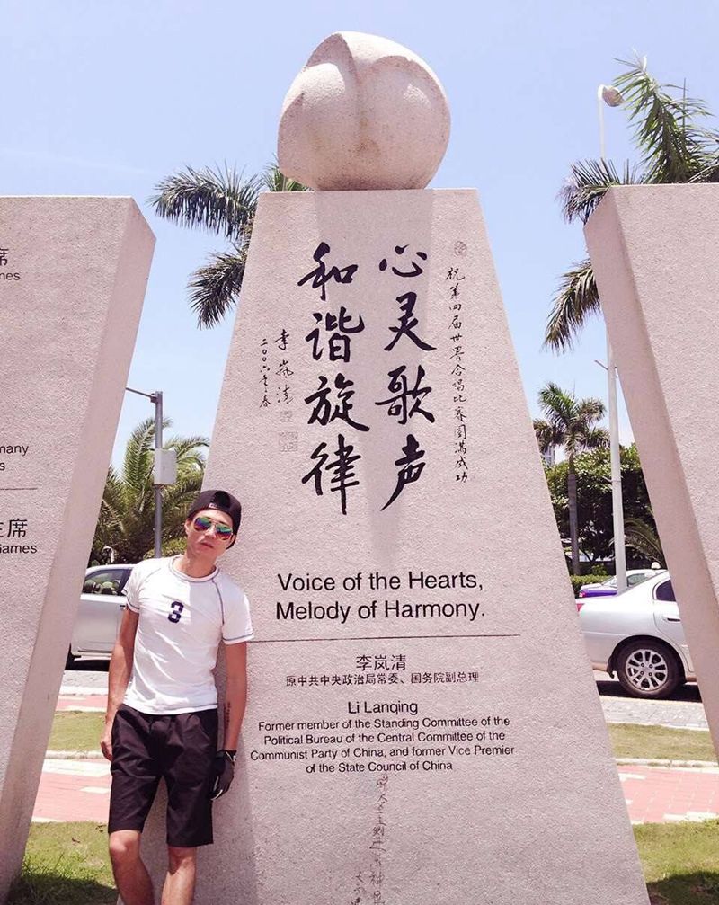 一个帅气的纹身师纹身图片