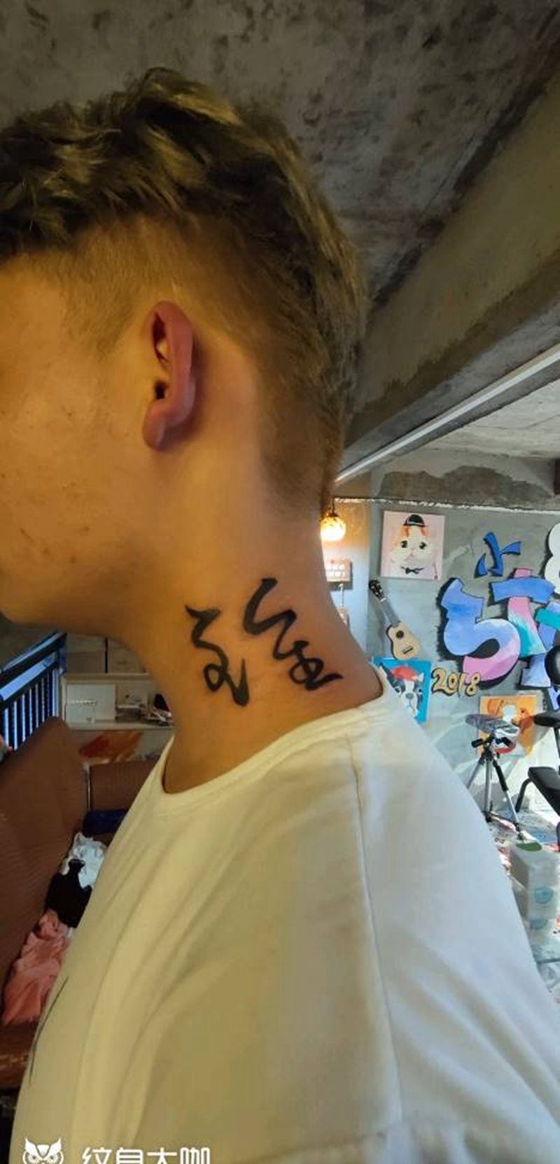 汉字纹身图片_颈部花体字锺纹身图案