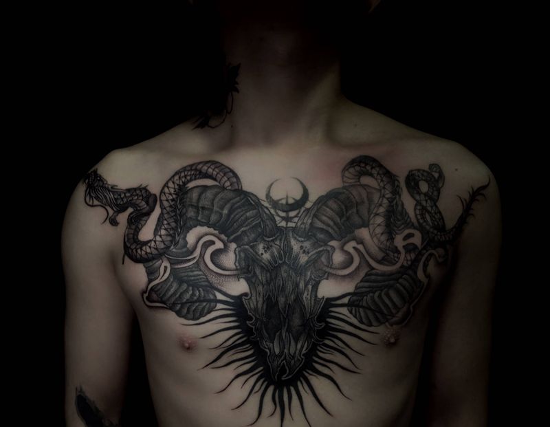 龙游白羊纹身图片_胸部点刺欧美写实纹身图案