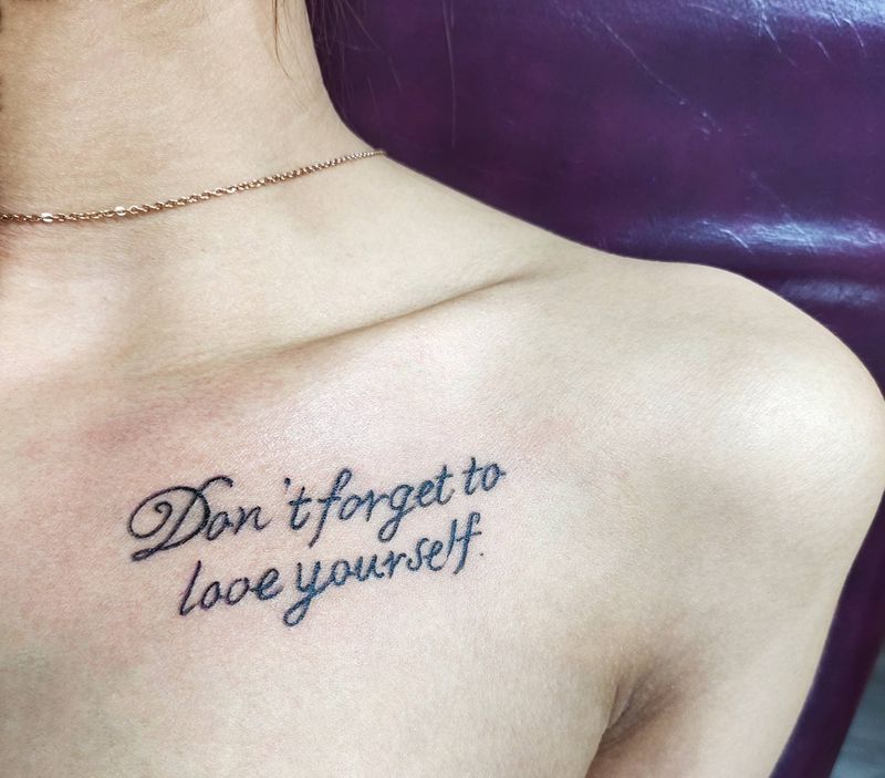 字母纹身图片_肩部花体字纹身图案