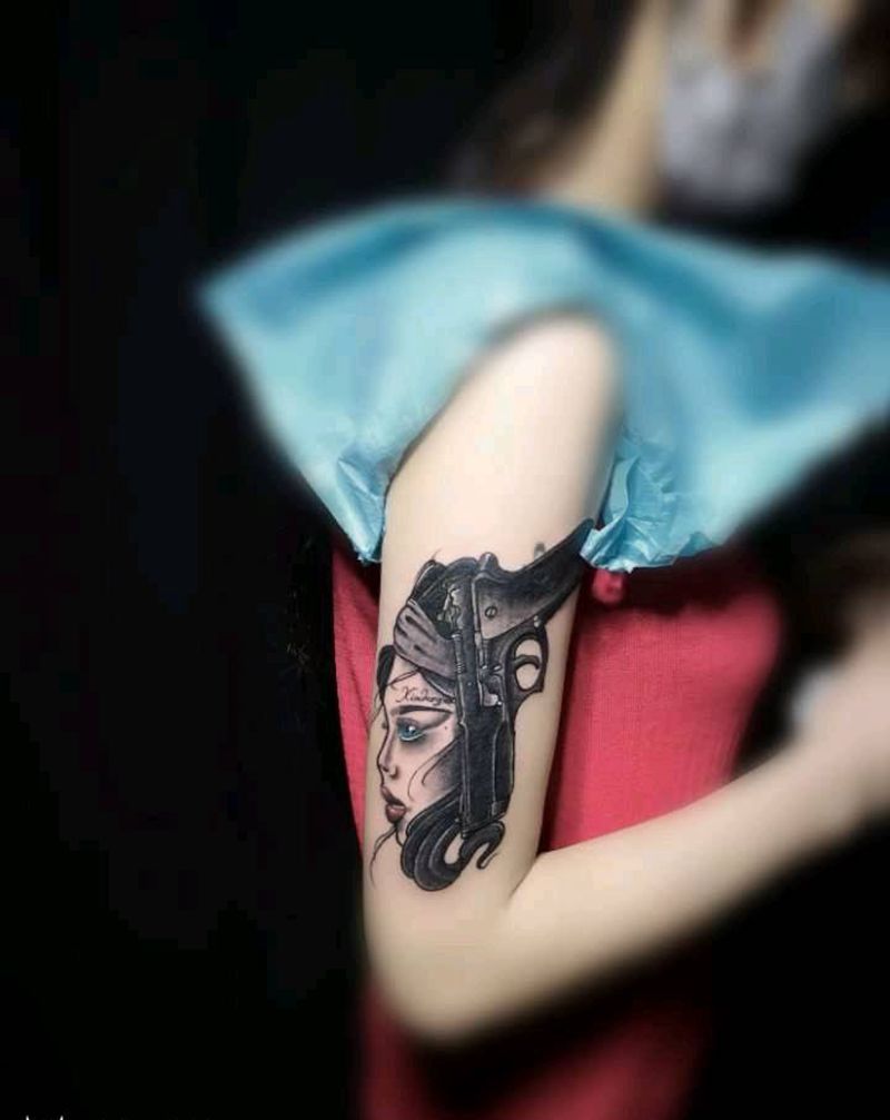 枪女纹身图片_手臂Old School欧美写实纹身图案