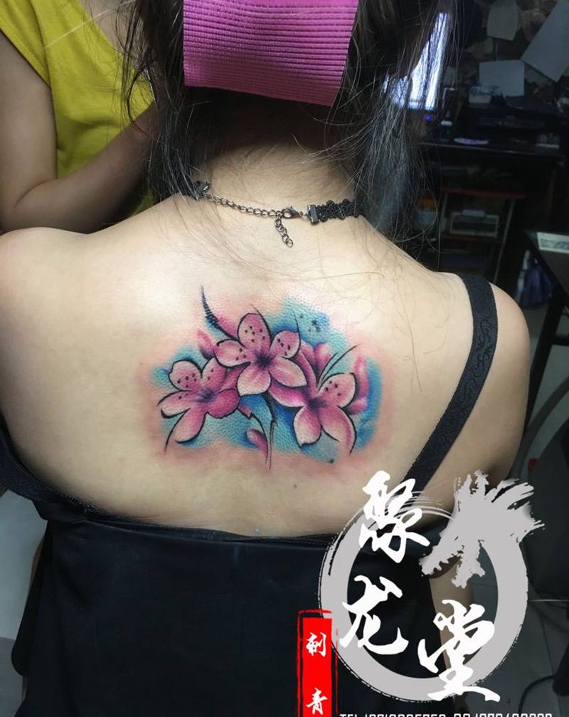 水彩花纹身图片_成品颈部清新植物纹身图案