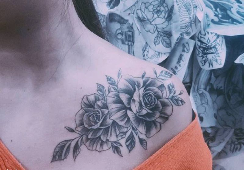 素花纹身图片_颈部胸部点刺素花  玫瑰纹身图案