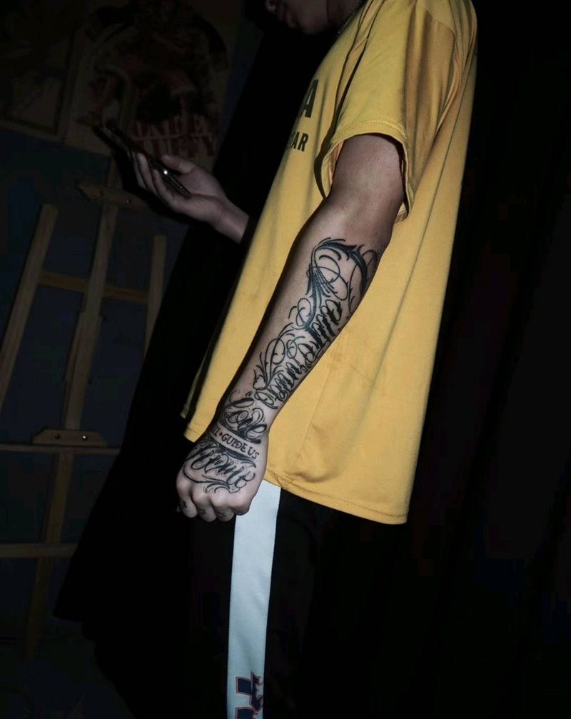 花体字纹身图片_手臂花体字纹身图案