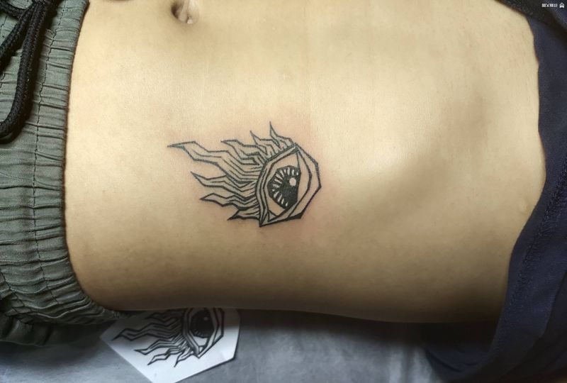 眼纹身图片_腰部眼纹身图案