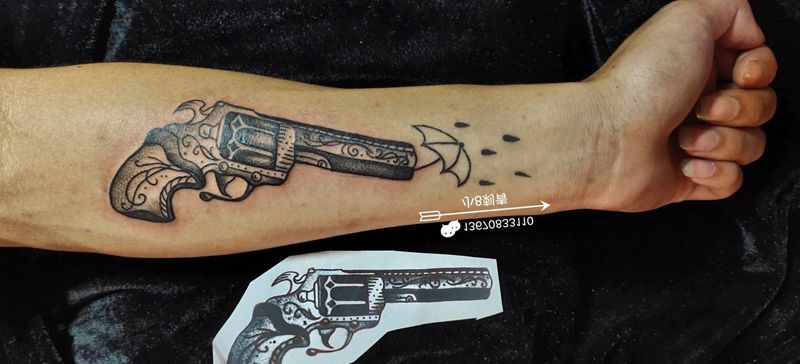 枪纹身图片_手臂枪纹身图案