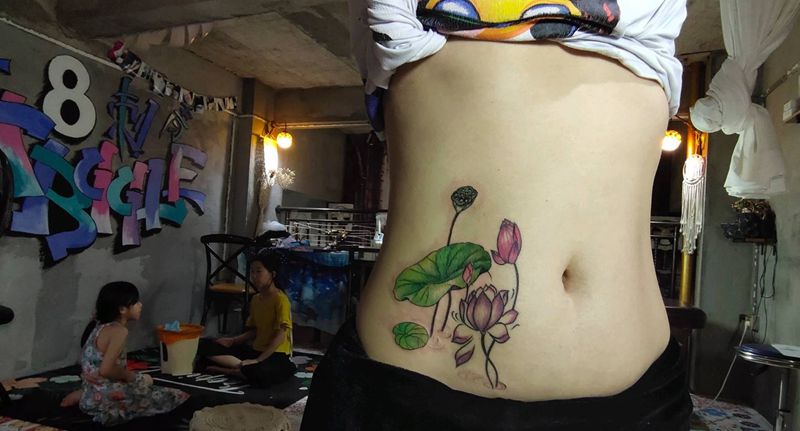 荷纹身图片_腹部水彩纹身图案