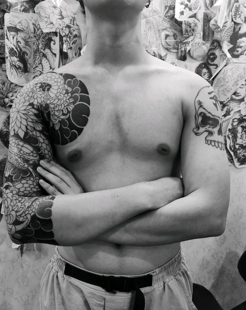 日式七分袖纹身图片_手部老传统蛇日式七分袖纹身图案