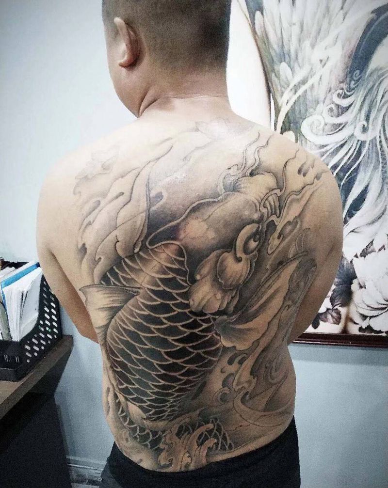 满背鲤鱼纹身图片