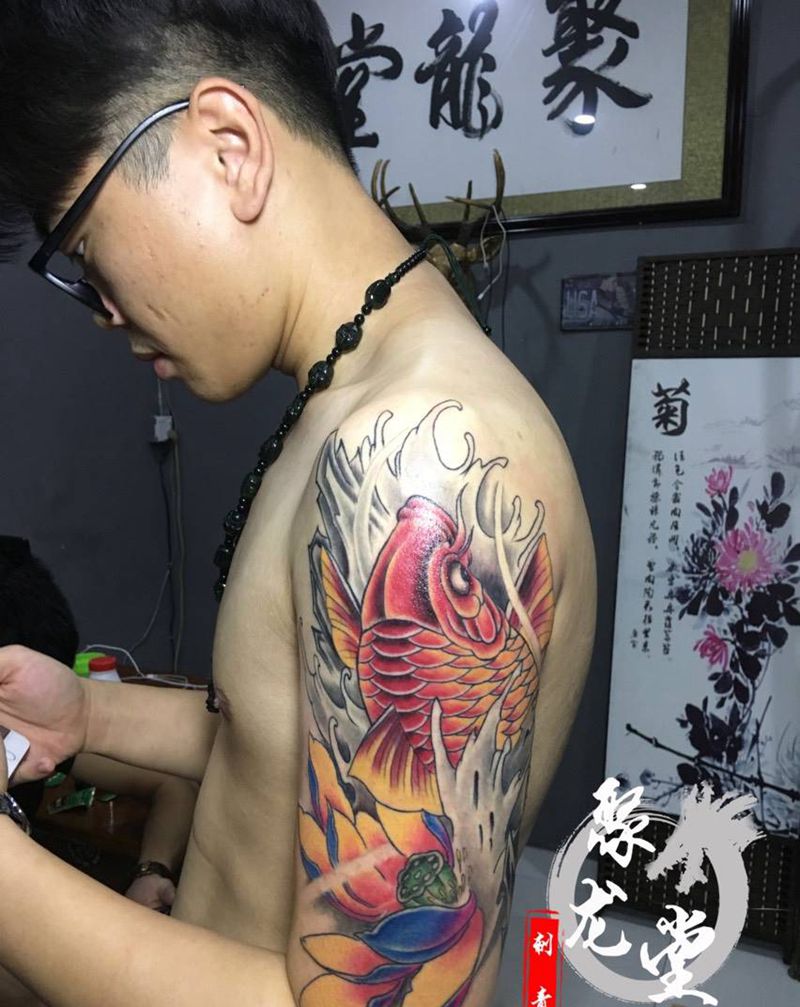 红烧鲤鱼纹身图片_成品手臂传统纹身图案