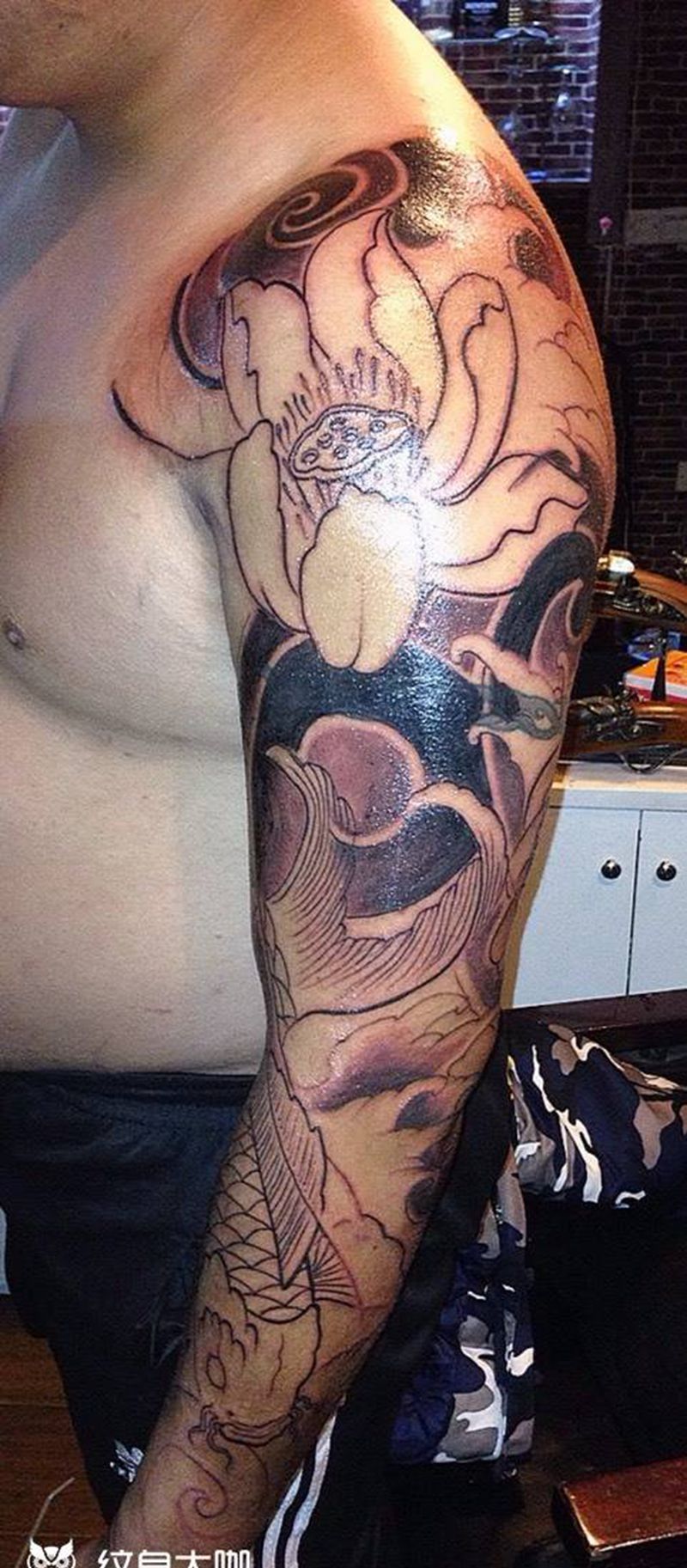 莲花鱼纹身图片_手臂传统纹身图案