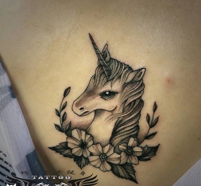 独角兽纹身图片_背部新传统纹身图案