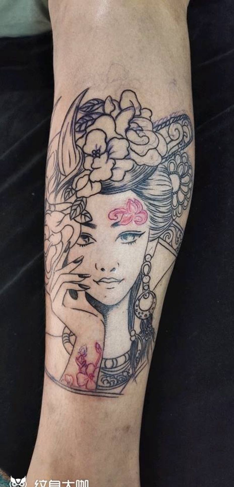 艺伎线条纹身图片_腿部艺伎纹身图案