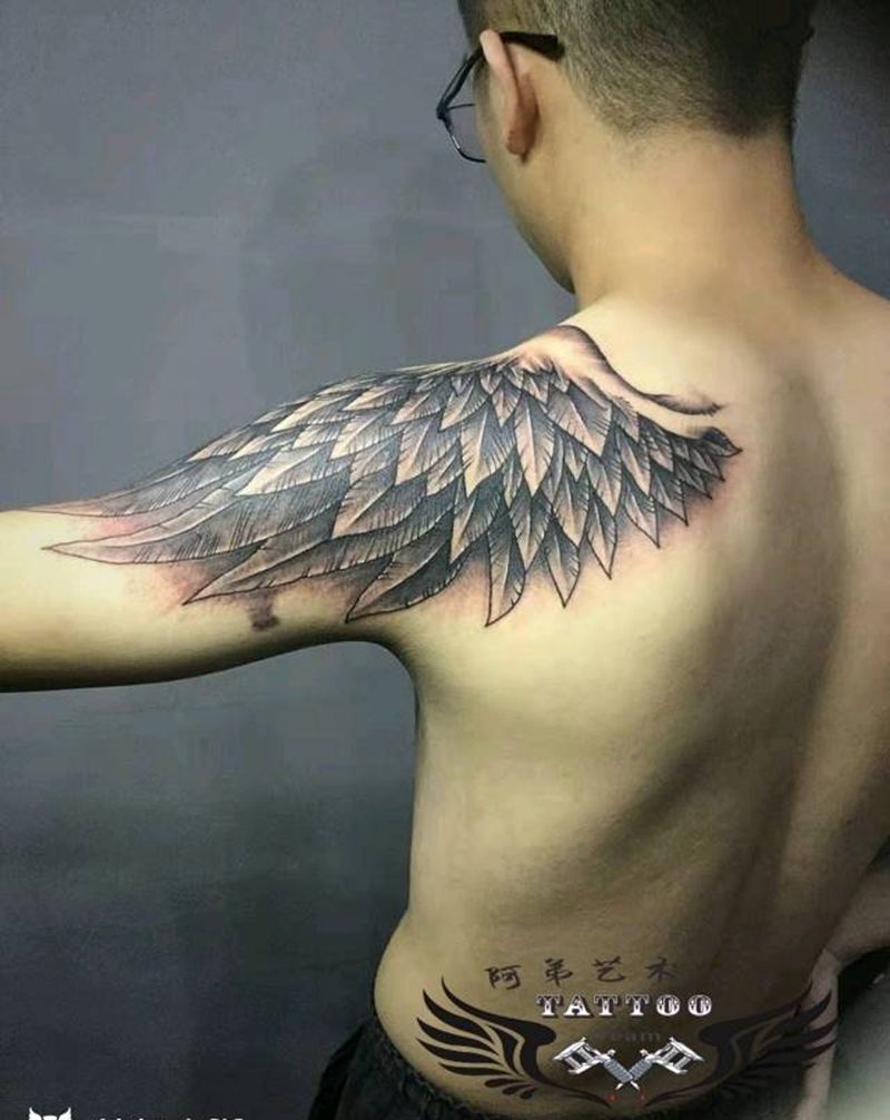 翅膀纹身图片_肩部新传统纹身图案