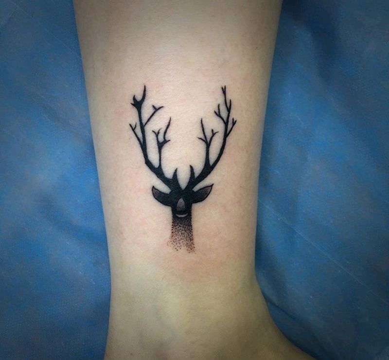 小鹿头纹身图片_腿部点刺纹身图案