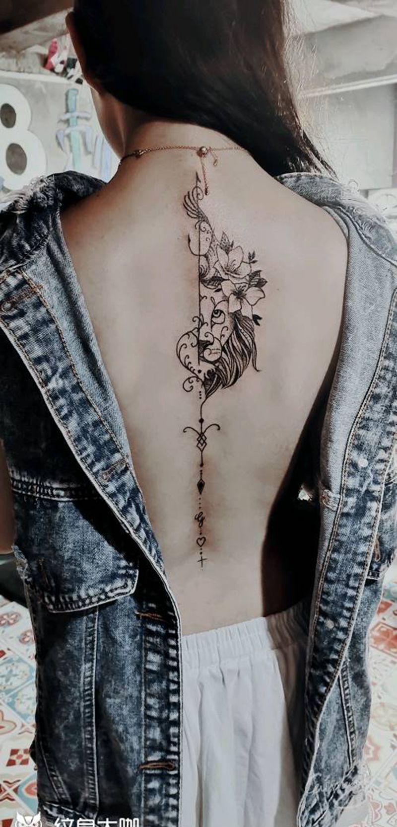 脊椎纹身纹身图片_背部狮子纹身图案