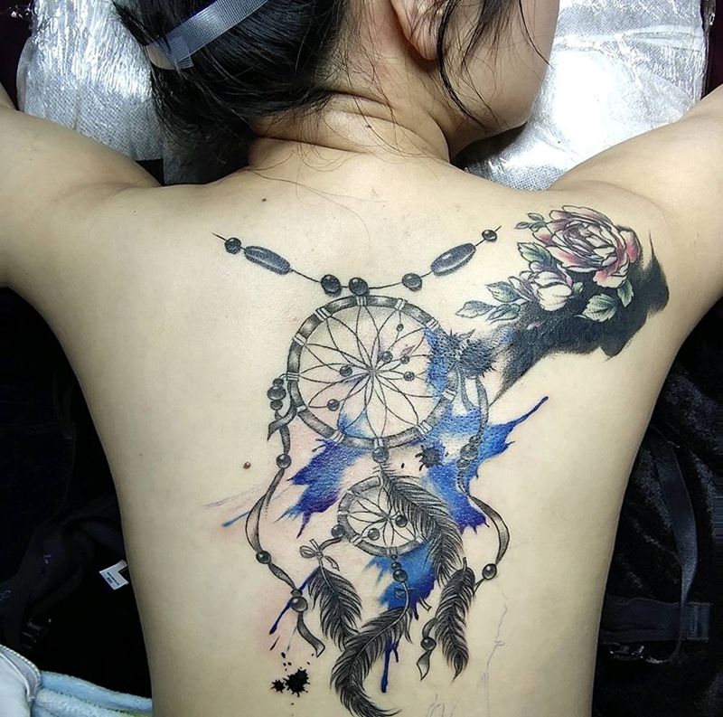 捕梦网纹身图片_背部水彩纹身图案