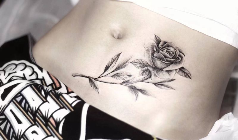 玫瑰纹身图片_腹部欧美写实纹身图案