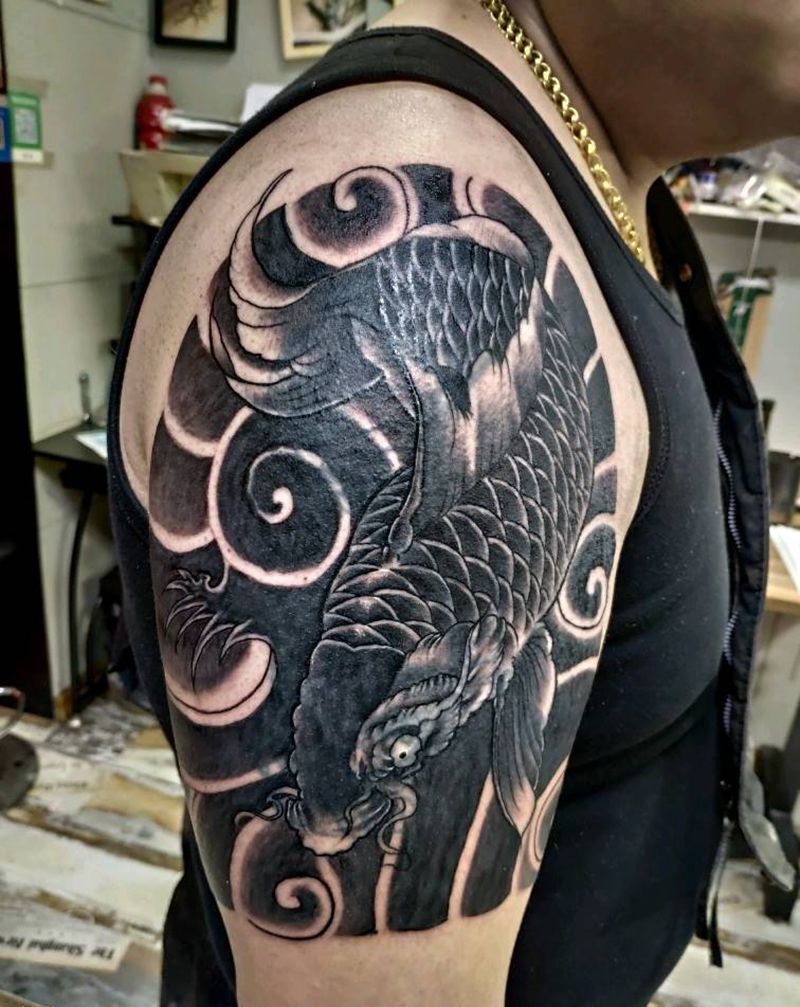 大臂遮盖纹身图片_肩部老传统鱼纹身图案