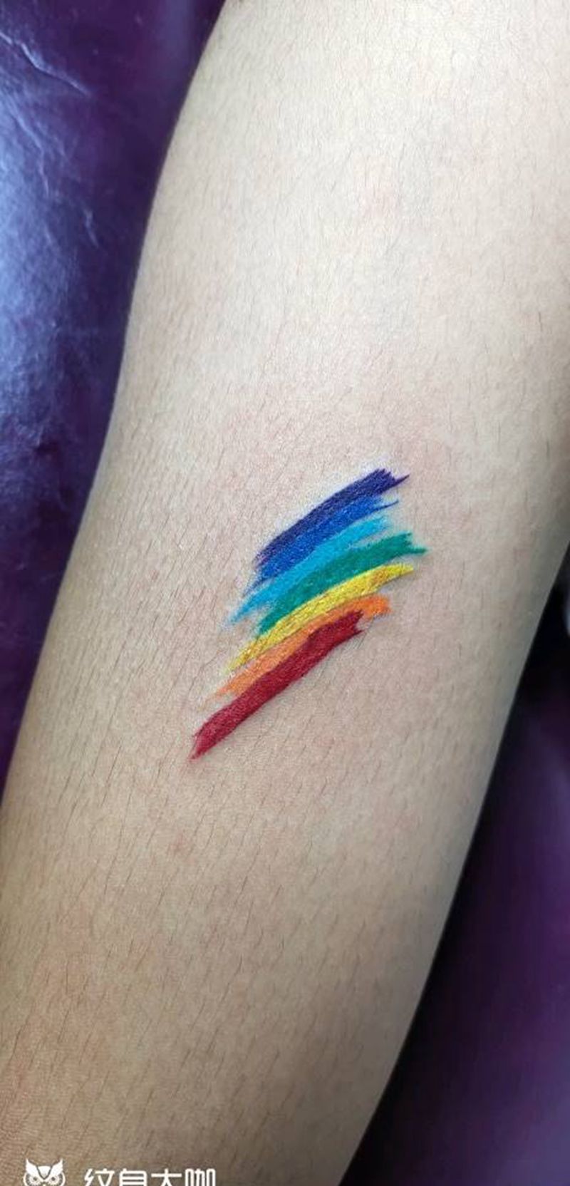 彩虹纹身图片_手臂水彩彩虹纹身图案