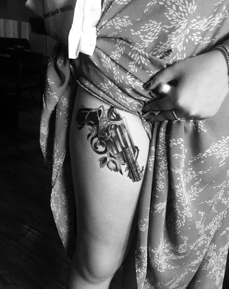 左轮手枪纹身图片