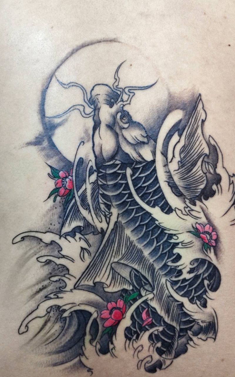 锦鲤纹身图片_背部新传统锦鲤纹身图案