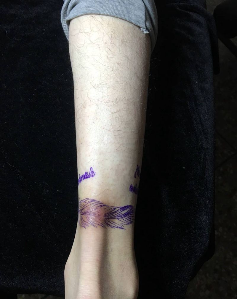 字母羽毛遮盖未完纹身图片