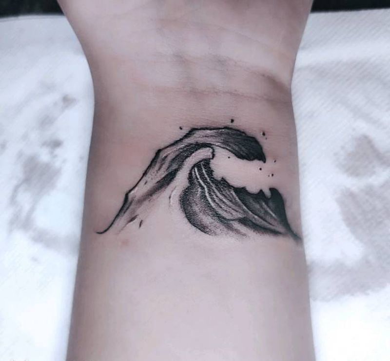 浪纹身图片_手部几何浪小清新纹身图案