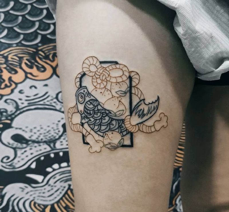 御守锦鲤纹身图片_腿部鲤鱼旗桃子福袋纹身图案