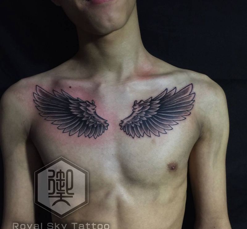 翅膀纹身图片_胸部纹身图案