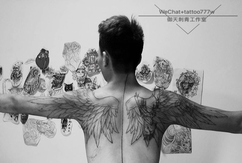 翅膀遮盖纹身图片_肩部背部新传统纹身图案