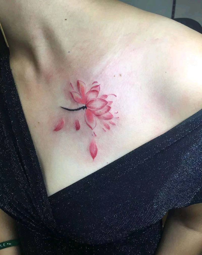 荷花纹身图片_胸部新传统纹身图案