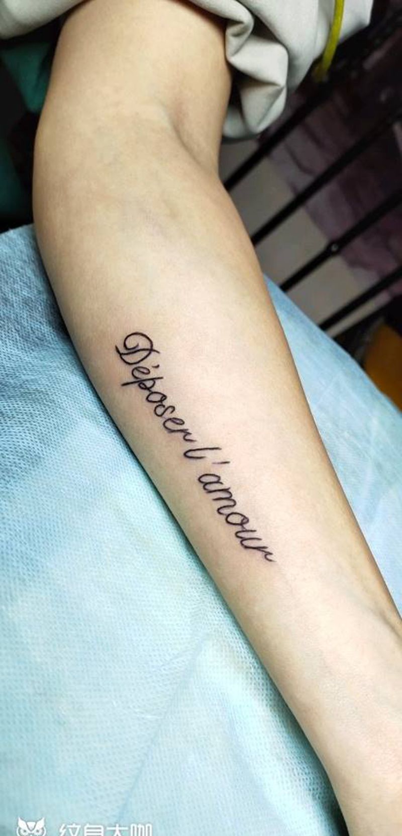 字母纹身图片_手部花体字纹身图案