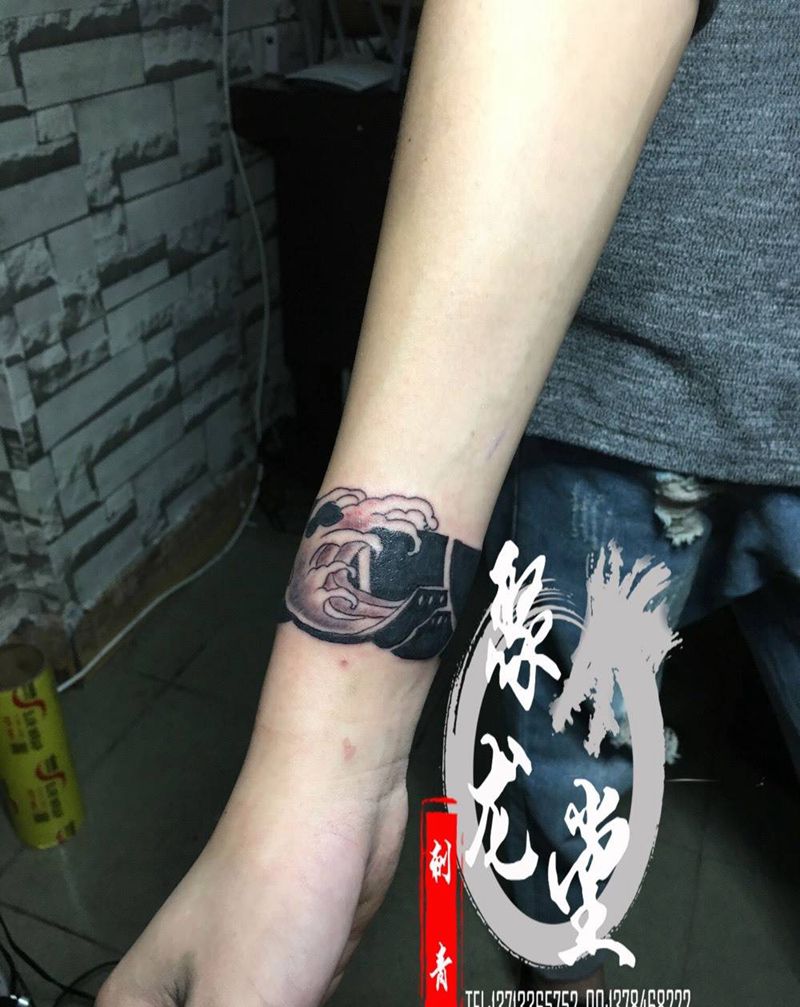 臂环纹身图片
