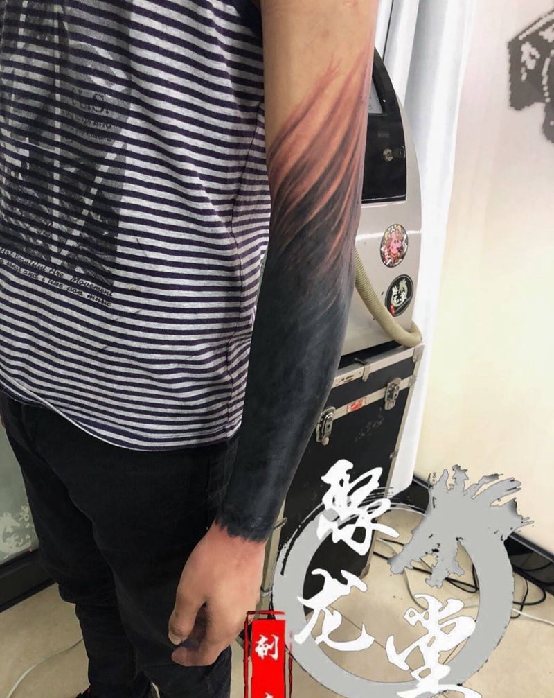 黑臂纹身图片