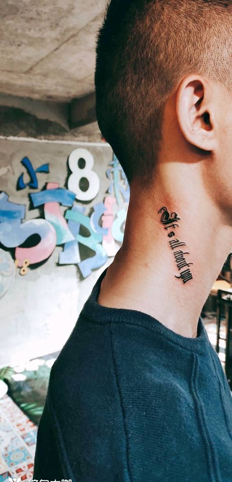 字母纹身图片_颈部花体字纹身图案