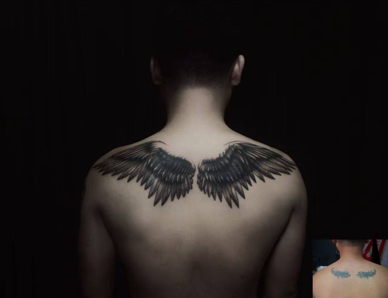 大翅膀遮盖小翅膀纹身图片_背部欧美写实纹身图案