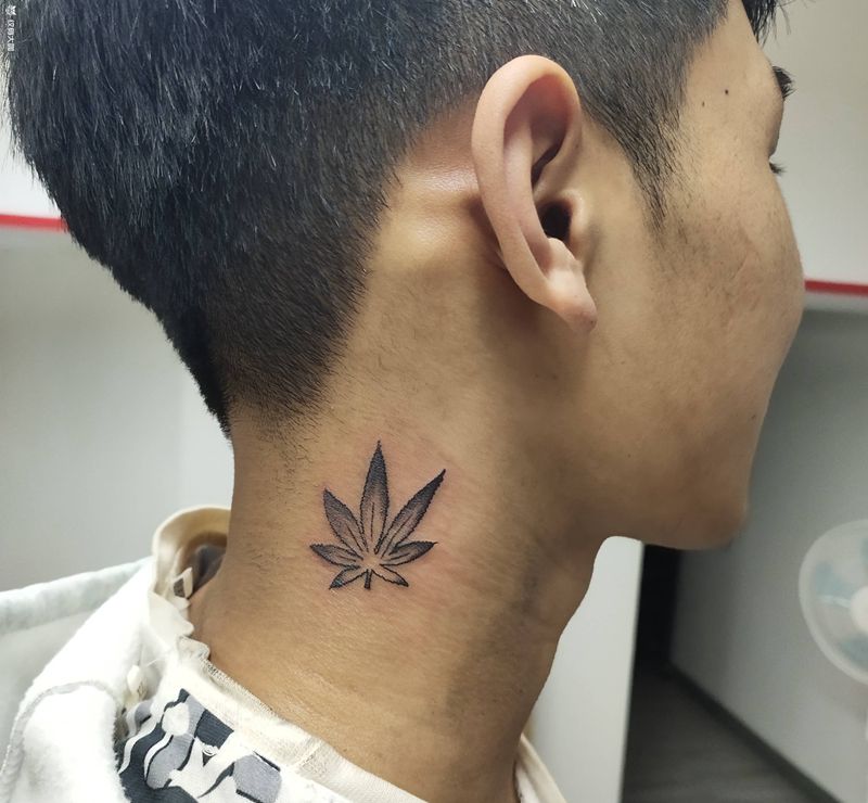 麻叶纹身图片_颈部麻叶纹身图案