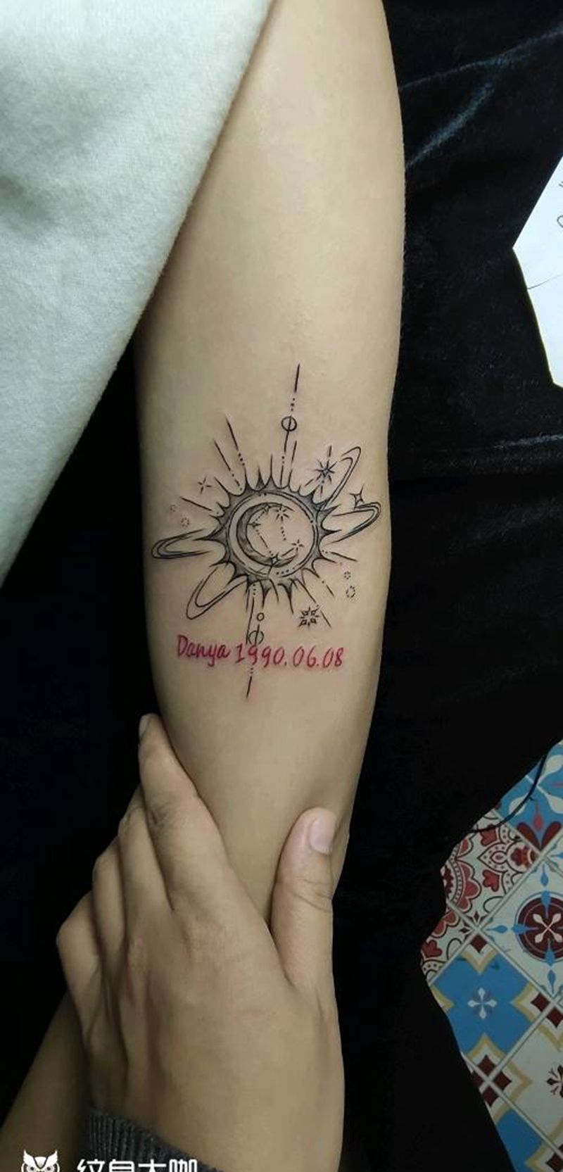 太阳月亮纹身图片_手部点刺小清新纹身图案