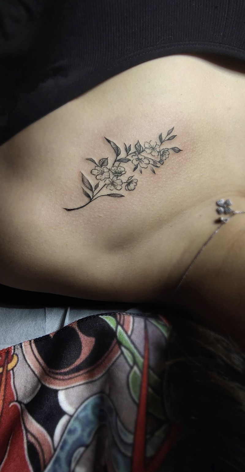 素花纹身图片_胸部素花纹身图案