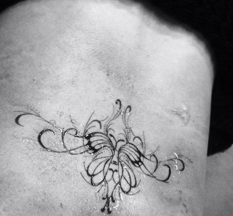 腰花蝶纹身图片_腰部清新植物纹身图案