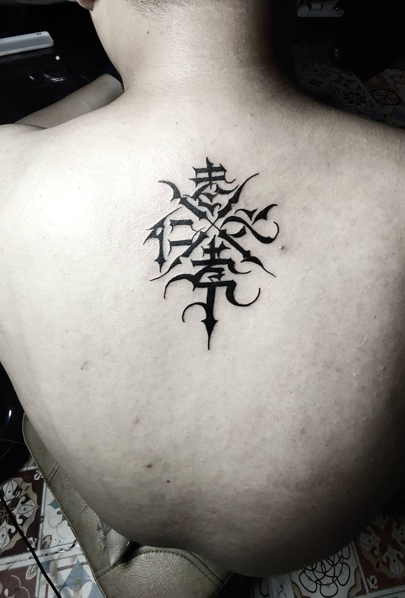 后背纹身图片_背部字纹身图案