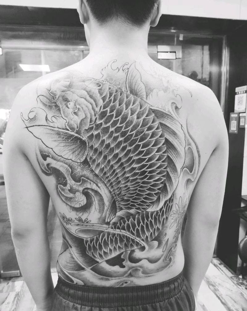 满背鲤鱼（黑灰已完）纹身图片