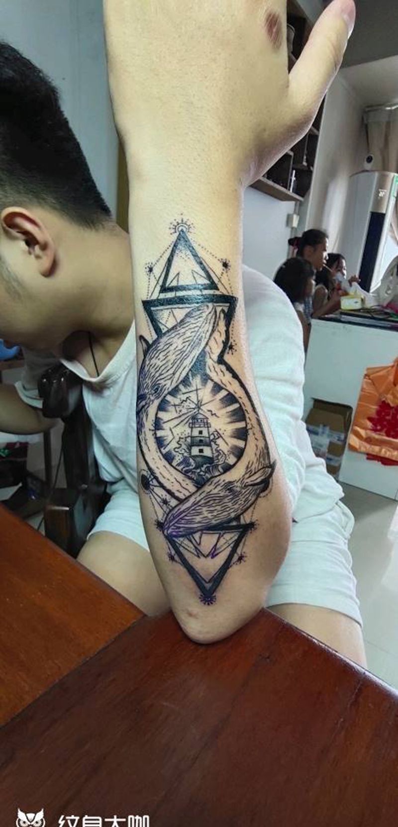 几何鲸鱼纹身图片_手臂点刺几何纹身图案