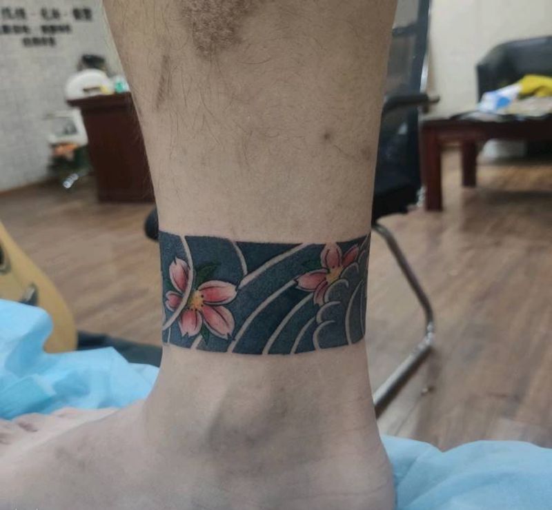 日式脚环纹身图片_脚部老传统樱花 班若脚环纹身图案