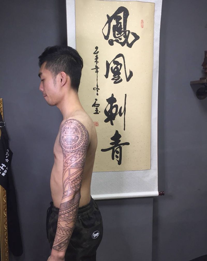 图腾花臂未完成纹身图片