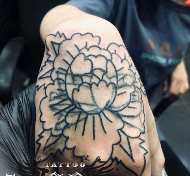 花纹身图片_背部新传统纹身图案