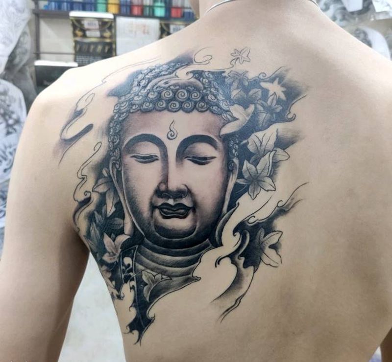 如来佛纹身图片_背部肩部新传统如来 佛纹身图案