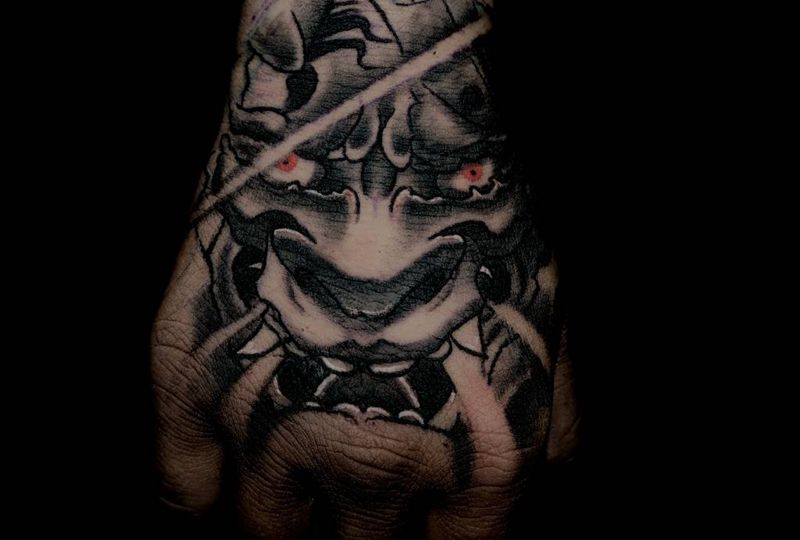 手背般若纹身图片_手部新传统纹身图案