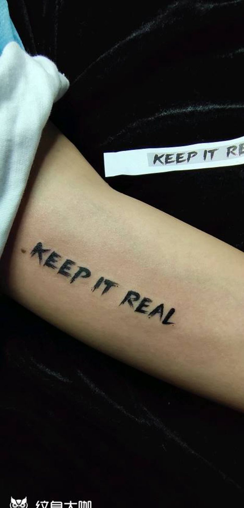 字母纹身图片_手臂花体字字母纹身图案